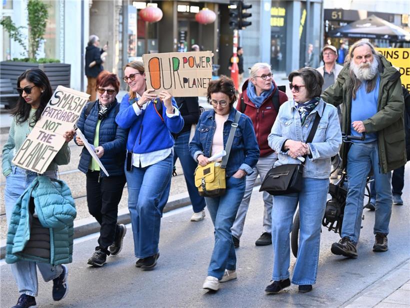Zahlreiche Menschen demonstrieren bei „Marche pour la Terre“
