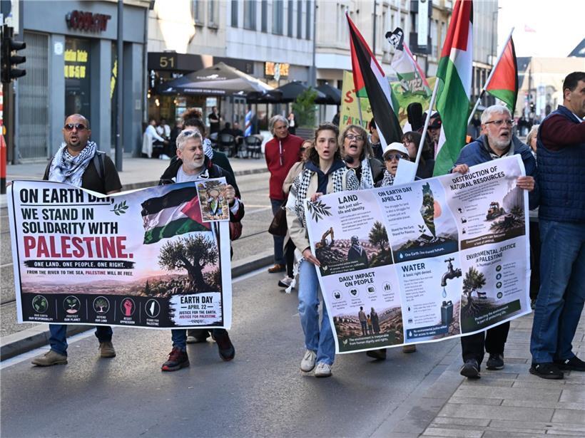 Zahlreiche Menschen demonstrieren bei „Marche pour la Terre“