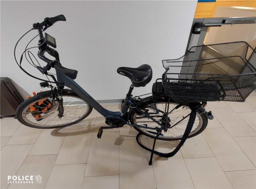 Mit Koffern auf dem E-Bike: Polizei sucht Besitzer gestohlener Gegenstände