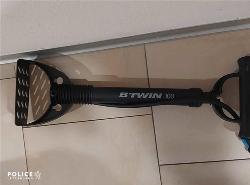 Mit Koffern auf dem E-Bike: Polizei sucht Besitzer gestohlener Gegenstände