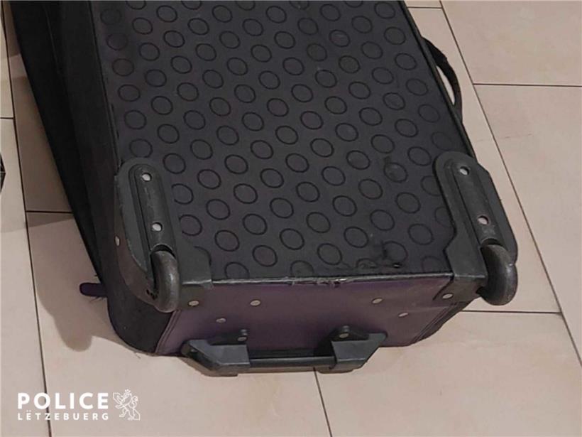 Mit Koffern auf dem E-Bike: Polizei sucht Besitzer gestohlener Gegenstände