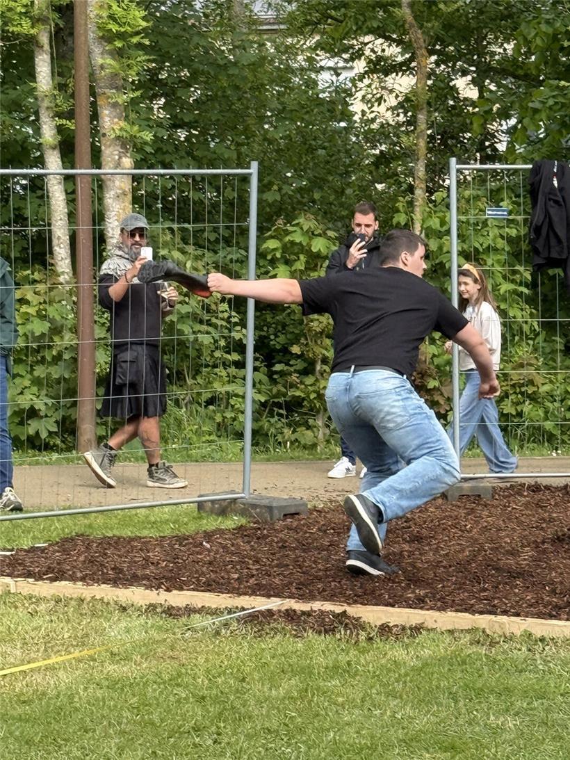 Kayl lässt Gummistiefel fliegen und stellt neue Bestmarke auf