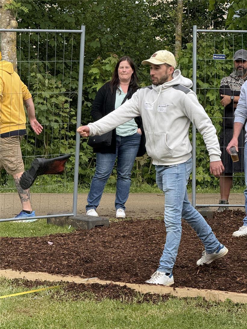 Kayl lässt Gummistiefel fliegen und stellt neue Bestmarke auf