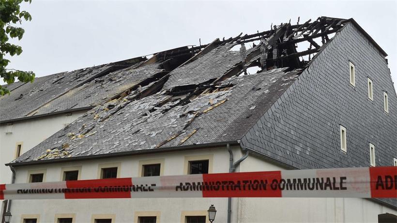 Sporthalle in Lultzhausen nach Brand einsturzgefährdet