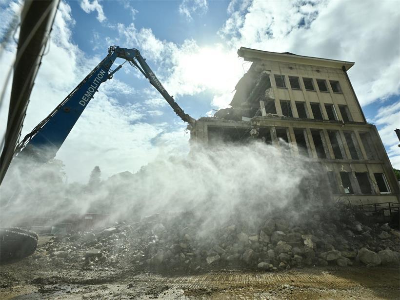 Abriss des Rathauses hat begonnen