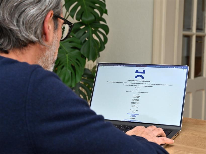 „Webseite vorübergehend nicht verfügbar“ ist auf Französisch auch am Freitag auf der Webseite der Stadt Esch zu lesen