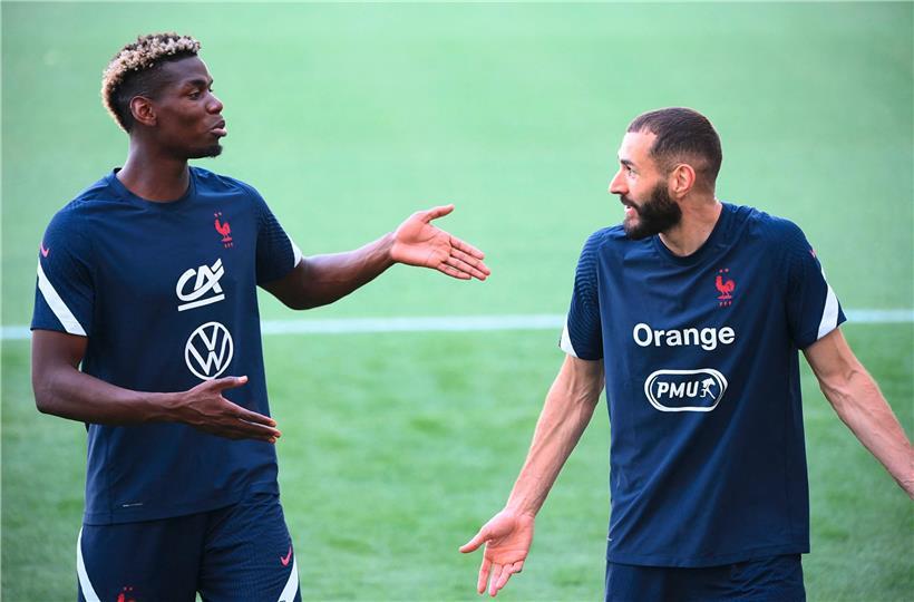 Weder Paul Pogba (l.) noch der Betroffene selbst scheint die Antwort zu kennen 
