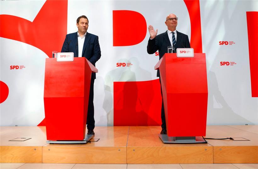 Weder SPD-Ko-Parteichef Lars Klingbeil (l.) noch der wiedergewählte brandenburgische SPD-Ministerpräsident Dietmar Woidke rütteln an der Kanzlerkandidatur von Olaf Scholz
