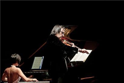 Weder Wang noch Kavakos hatten Blicke füreinander, jeder spielte für sich und ein Gefühl des zusammen Musizierens entstand in keinem Moment des Konzerts
