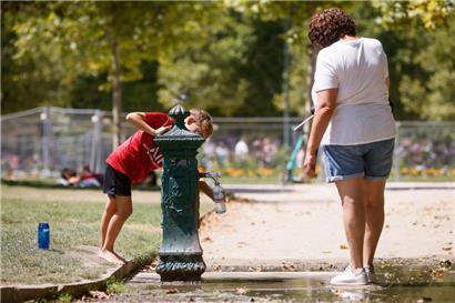 Wegen der Hitze sollen Luxemburgs Einwohner derzeit sparsam mit ihrem Trinkwasser umgehen
