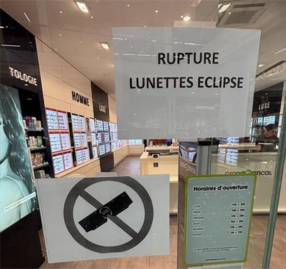 Wegen der beständigen Nachfrage weisen Optiker inzwischen mit Aushängen darauf hin, dass der Stock an Sonnenfinsternisbrillen ausverkauft ist