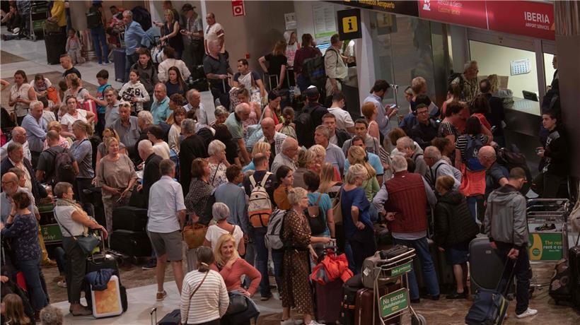 Wegen der vielen ausgefallenen Flüge herrscht an den Flughäfen der Kanarischen Inseln Chaos vor den Schaltern der Reisegesellschaften 
