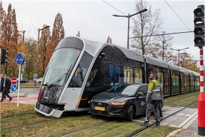 Wegen einer Kollision zwischen einer Tram und einem Auto kam es am Dienstagmorgen zu einer kurzen Unterbrechung im Tramverkehr
