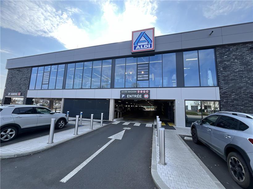 Wegen einer vermeintlichen Geiselnahme in einem Supermarkt rückte die Polizei am Montagmorgen nach Niederkerschen aus