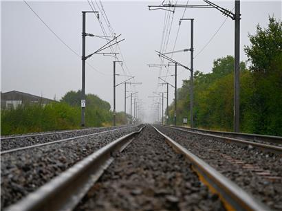 Zugverkehr in Luxemburg steht wegen Stromausfall am Samstag still, erhebliche Beeinträchtigungen für Reisende sichtbar