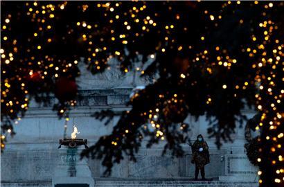 Weihnachtsbaum in Rom: Italiens Regierung rief ihre Bürger dazu auf, nur Familienmitglieder einzuladen
