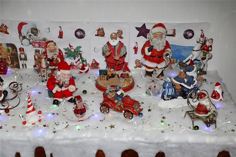 Weihnachtsmänner gibt es hier in allen erdenklichen Größen und Farben