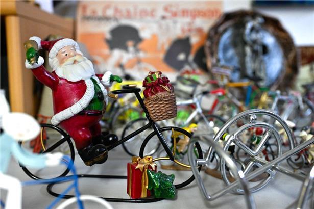 Weihnachtsmänner und andere lustige Gesellen auf Fahrrädern – allein die Sammlung an Miniaturen ist einzigartig
