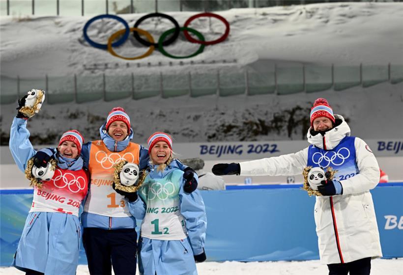 Weil er in China weiterhin als Nahkontakt eines Corona-Infizierten gilt, darf Johannes Thingnes Bö nur mit Abstand über Gold jubeln
