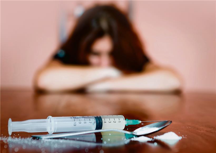 Weil sie nicht aus dem Haus durften, um sich ihre Drogen zu besorgen, wurden einige abhängige Jugendliche gewalttätig.
