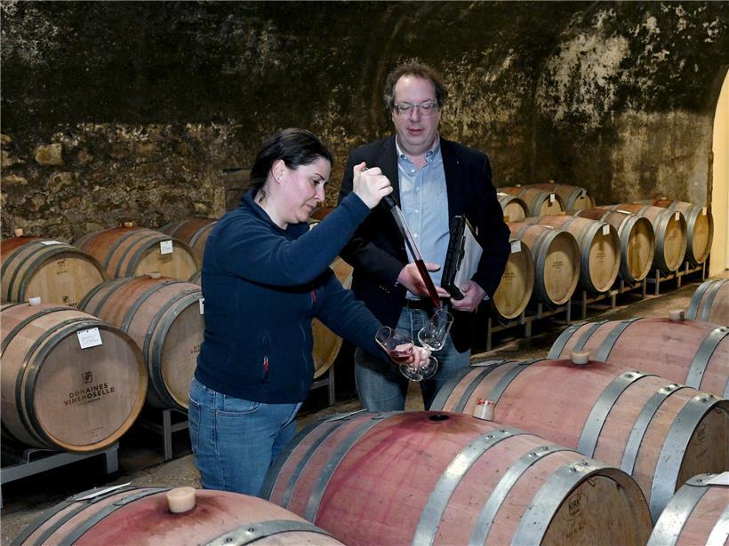 Weinkontrolleur Paul Thill bei Kellerkontrolle mit Kellermeisterin Charlène Muller in den Domaines Vinsmoselle Weinkellern