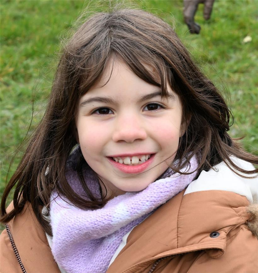 Weiß, wie’s geht: Olivia (7) hat schon zu Hause mit ihren Eltern Bäume gepflanzt
