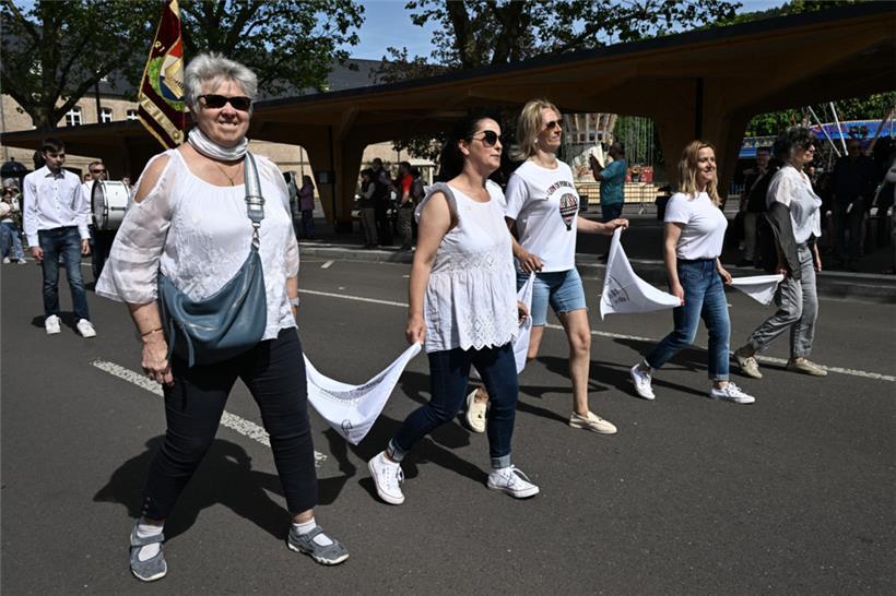Weiße Bluse und dunkle Hose, so springt man richtig