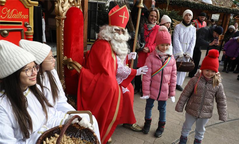 Weiße Handschuhe, goldenes Schuhwerk … wer ist da nicht verzaubert?