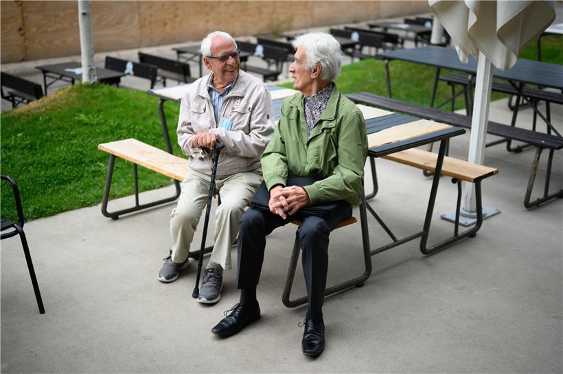 „Weißt du noch?“ Constant Mirkes (links) und Eugène Linden haben vor vielen Jahr...