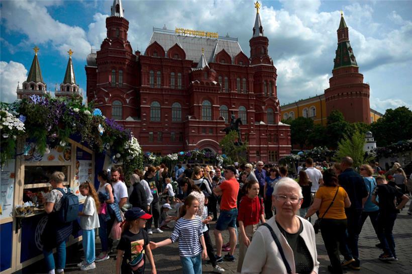 Weit von dem entfernt, was hier nicht Krieg genannt werden darf, flanieren Menschen in Moskau über den Manege-Platz unweit des Kreml
