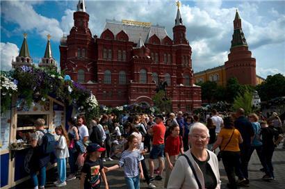 Weit von dem entfernt, was hier nicht Krieg genannt werden darf, flanieren Menschen in Moskau über den Manege-Platz unweit des Kreml

