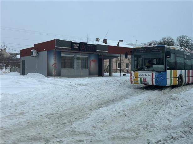 Ferne Landschaft mit weiten Feldern und Horizont, Symbol für Heimatverlust und Fernweh