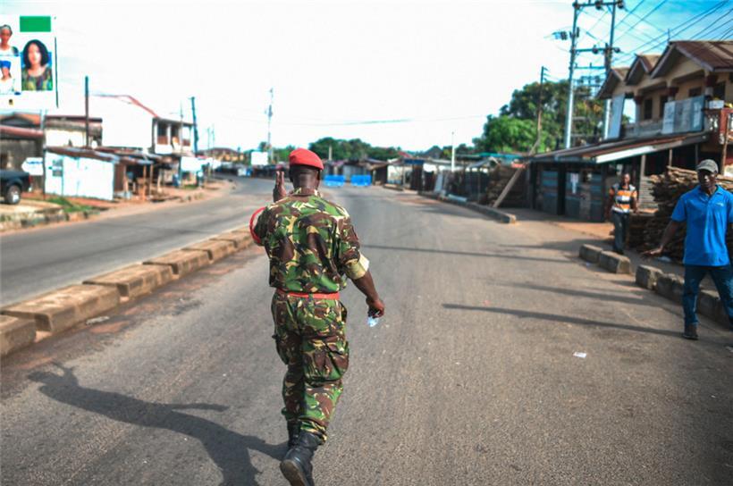 „Weiterhin unter Kontrolle“: Ein Soldat in der Hauptstadt Freetown
