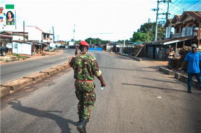 „Weiterhin unter Kontrolle“: Ein Soldat in der Hauptstadt Freetown
