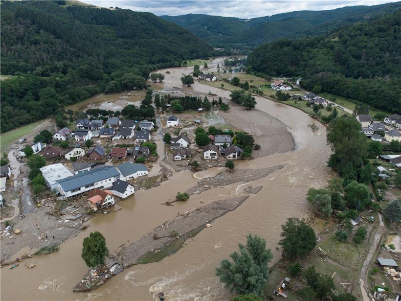 Weitgehend überflutet ist das Dorf Insul im rheinland-pfälzischen Ahrtal nach massiven Regenfällen (Luftaufnahme mit Drohne)
