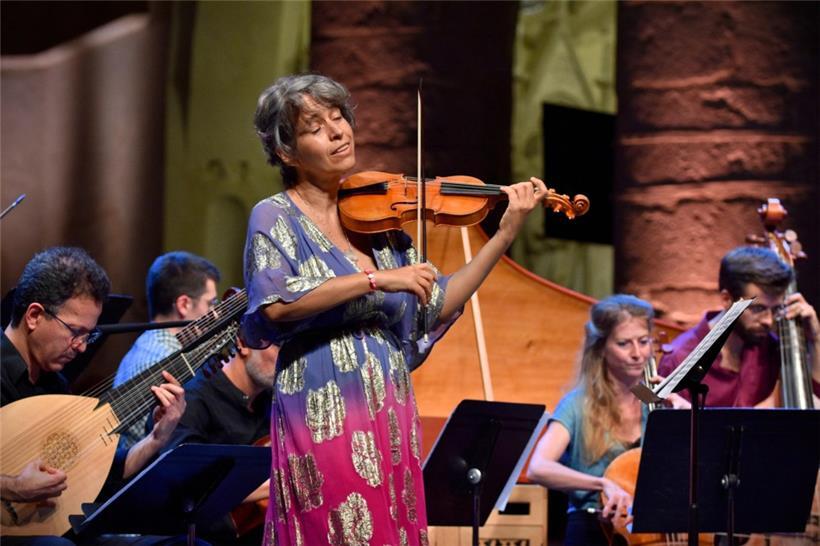 Weltklasse-Violinistin Amandine Beyer rettet das eingefrorene Konzert im Hof der Abtei Neumünster über die Runden
