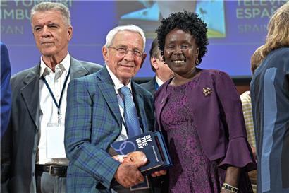 Weltrekordläuferin Tegla Lorupe an der Seite von sportspress.lu-Präsident Petz Lahure
