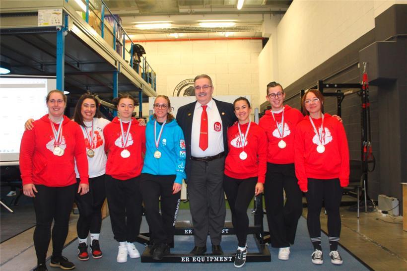 Weltverbandspräsident Gast Parage und die neuen Landesmeisterinnen (v.l.) Ankie Timmers, Najia Bennaoui, Emma Weydert, Nadia Baustert, Alba Jurado, Marina Alexandreas und Margault Sacré (nicht auf dem Foto zu sehen ist Lara Fischbach)
