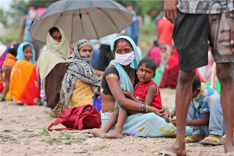 Weltweit häufen sich die Aufgaben, die immer noch von Frauen erledigt werden: Homeschooling, Kinderbetreuung, Haushalt und die Pflege von Familienmitgliedern. In Indien arbeiten Frauen oft bis spät abends und tragen maßgeblich zum Einkommen ihres Haushalts bei.
