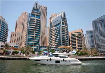 Weltweit ist die Zahl der Millionäre letztes Jahr deutlich gestiegen. Auf dem Bild zu sehen ist eine Yacht vor Dubai. 
