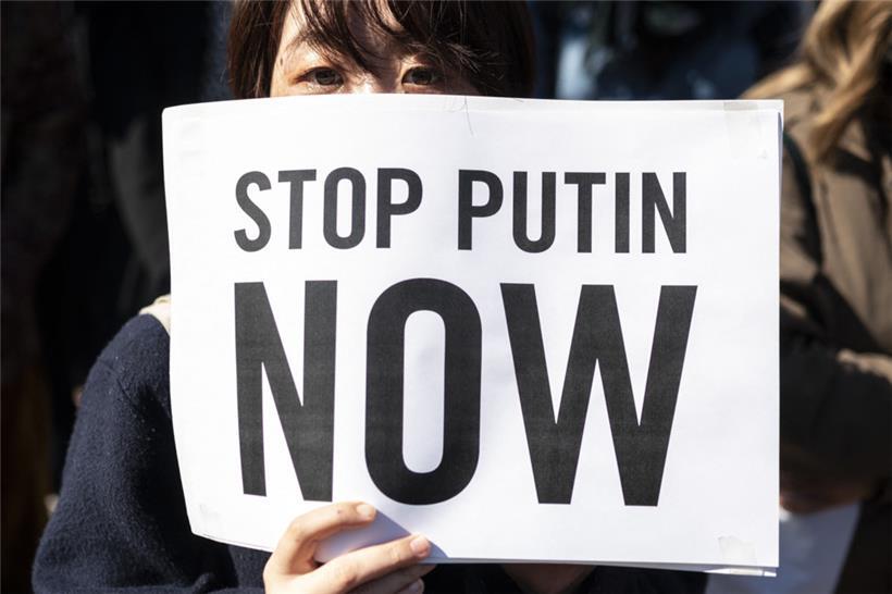 Weltweite Proteste: In Tokio fordert eine Frau, Wladimir Putin aufzuhalten.
