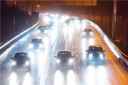Weniger Licht auf den Luxemburger Autobahnen hat laut Ministerin Backes keinen negativen Einfluss auf die Verkehrssicherheit
