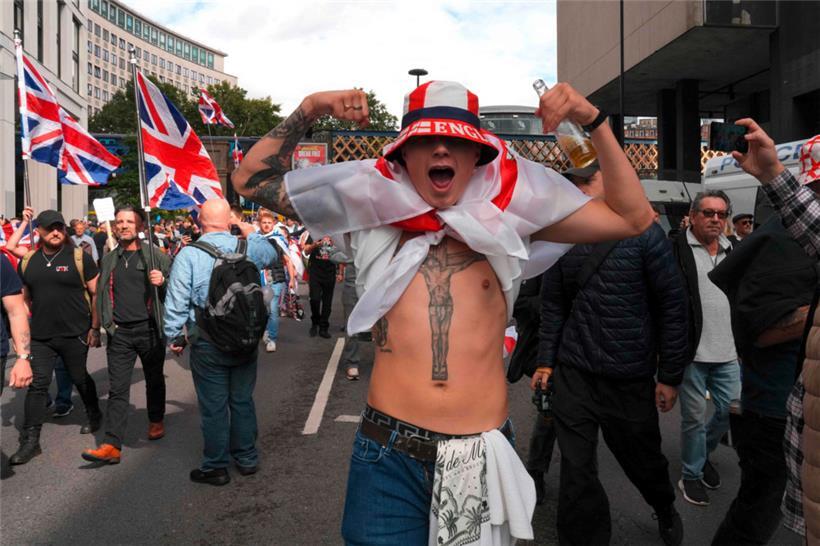 Wenn Jesus das wüsste …: Mit der Bierflasche in der Hand mit Rechtsextremen gegen Menschen anderer Herkunft grölen – gelebte Meinungsfreiheit in den Straßen Londons am vergangenen Samstag
