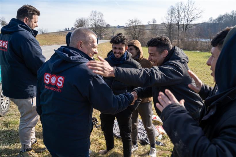 Wenn Lächeln und ein paar freundliche Worte genauso wichtig wie Sachspenden sind: Geflüchtete in Bihac mit Aktivisten der Hilfsorganisation „SOS Balkanroute“
