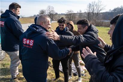 Wenn Lächeln und ein paar freundliche Worte genauso wichtig wie Sachspenden sind: Geflüchtete in Bihac mit Aktivisten der Hilfsorganisation „SOS Balkanroute“
