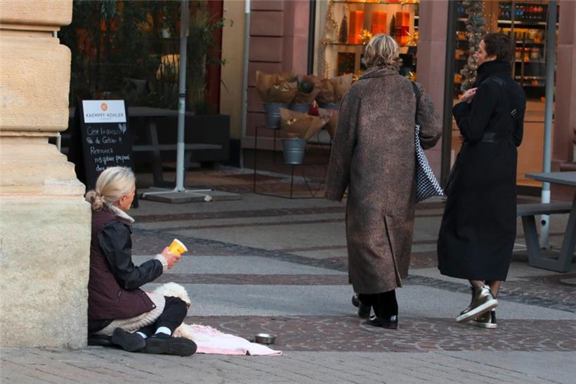 Wenn Menschen in der Hauptstadt still und leise Vorbeigehende um Kleingeld bitten und diese sich davon gestört fühlen, kann in Zukunft die Polizei verständigt werden
