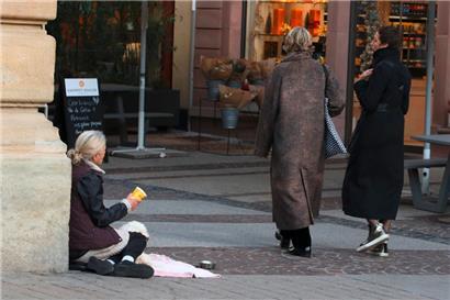 Wenn Menschen in der Hauptstadt still und leise Vorbeigehende um Kleingeld bitten und diese sich davon gestört fühlen, kann in Zukunft die Polizei verständigt werden
