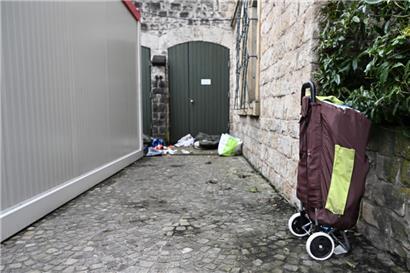 Wenn Menschen mit ihrem Hab und Gut auf der Straße leben, kann das verschiedene Gründe haben
