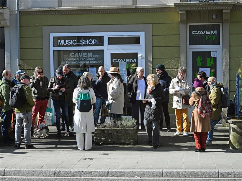 Menschen halten sich an den Händen, symbolisieren Zusammenarbeit und Gemeinschaft zur Rettung einer Musikschule.