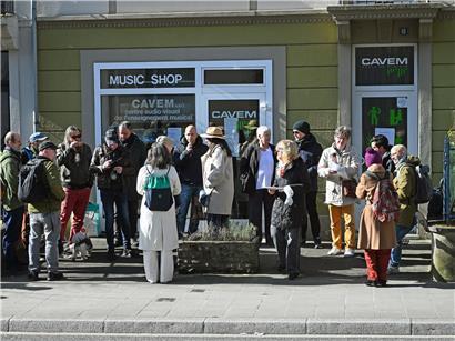 Menschen halten sich an den Händen, symbolisieren Zusammenarbeit und Gemeinschaft zur Rettung einer Musikschule.